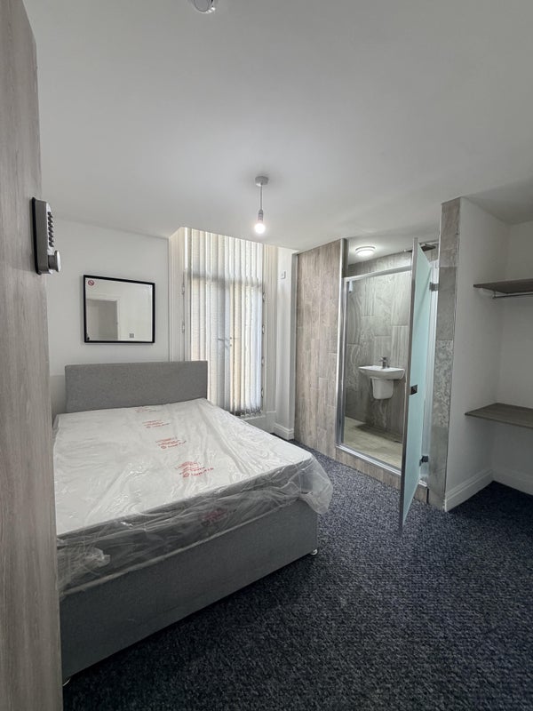 Room Highfield Road in Liverpool