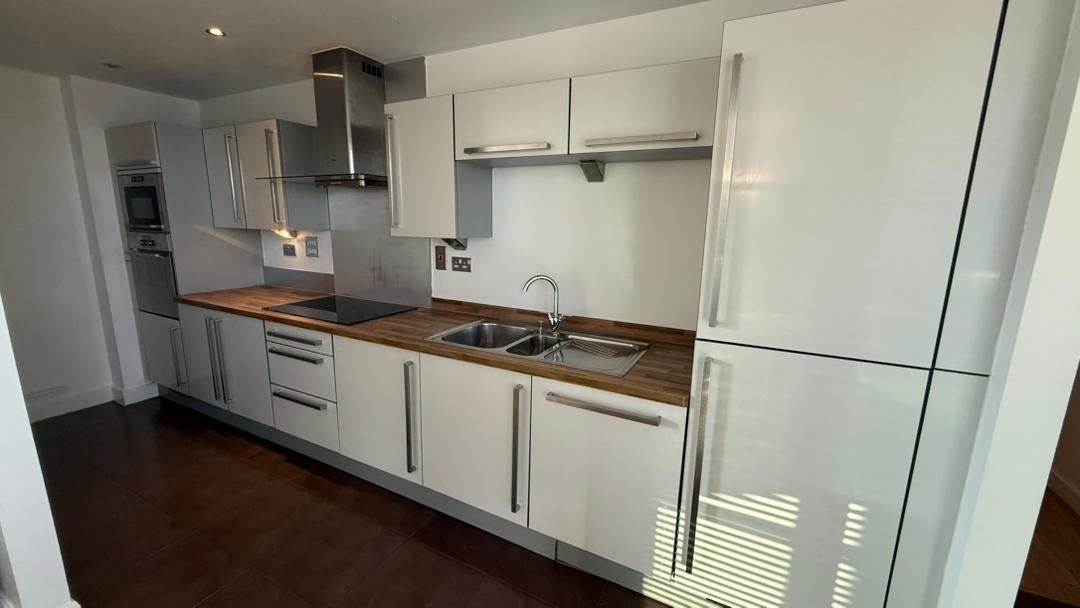 Room Blackwall Way in Greater London