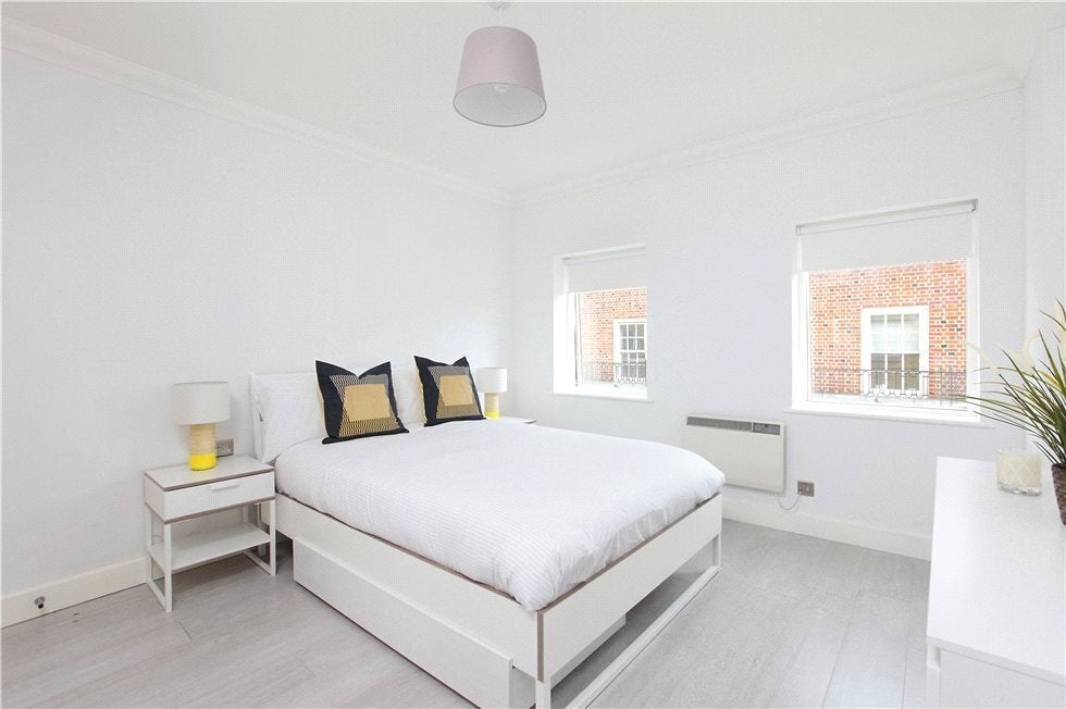 Flat Englewood Road in Greater London