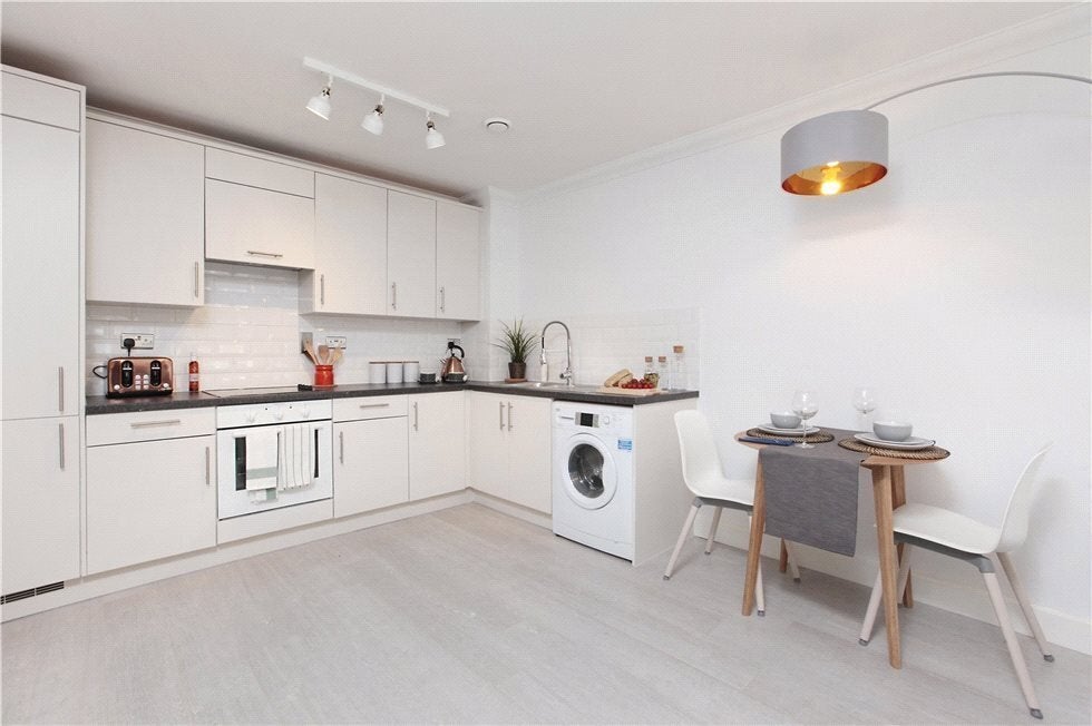 Flat Englewood Road in Greater London