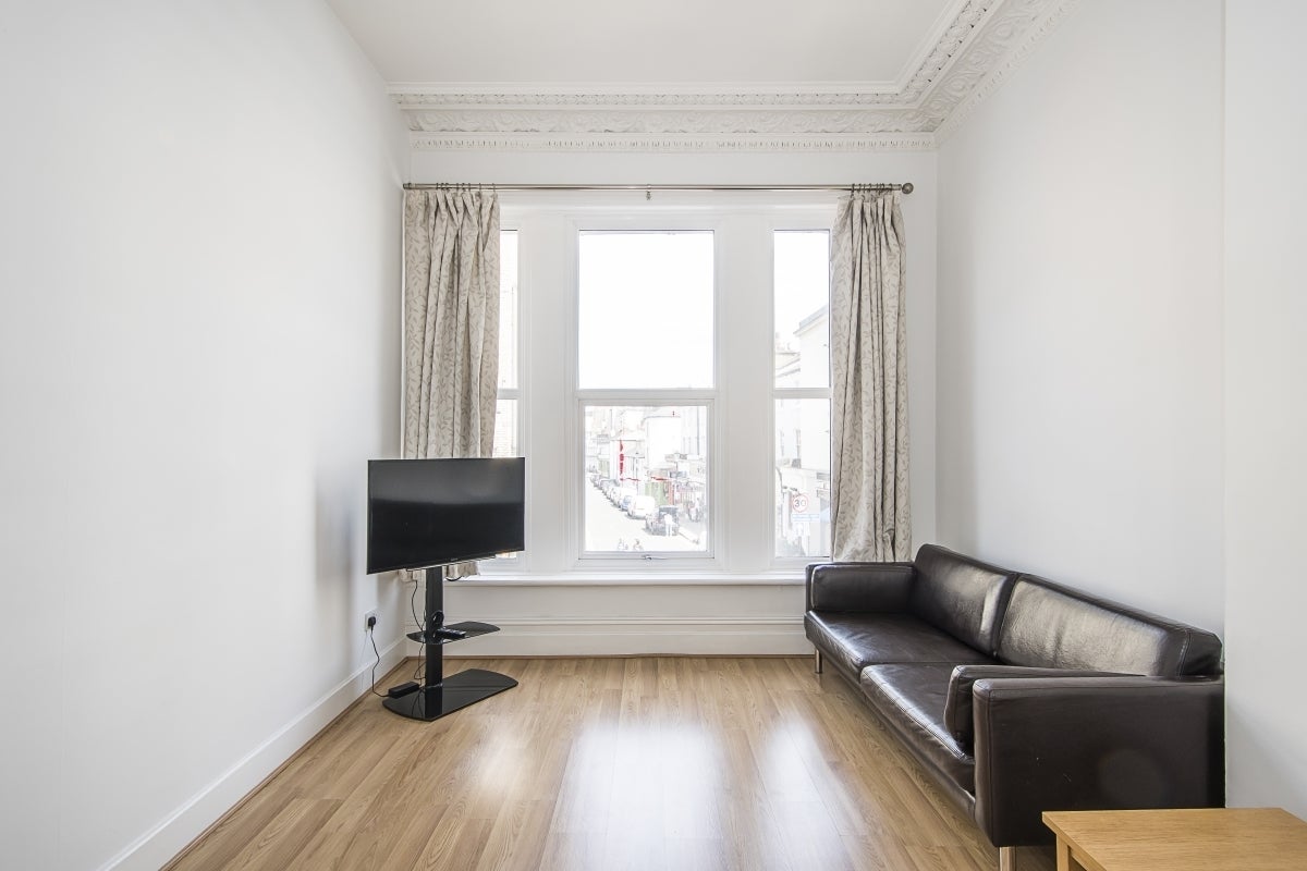 Flat Earl's Court Road in Greater London