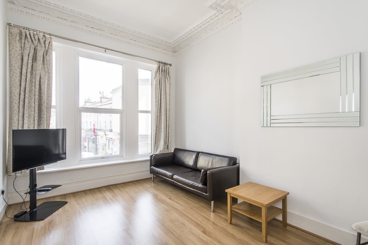 Flat Earl's Court Road in Greater London