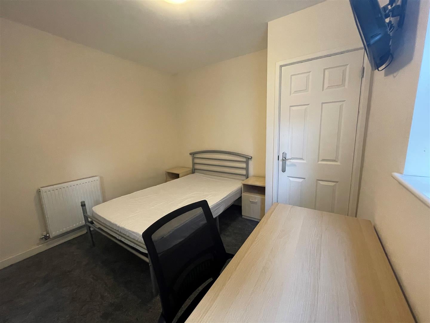 Room Ednaston Road in Nottingham