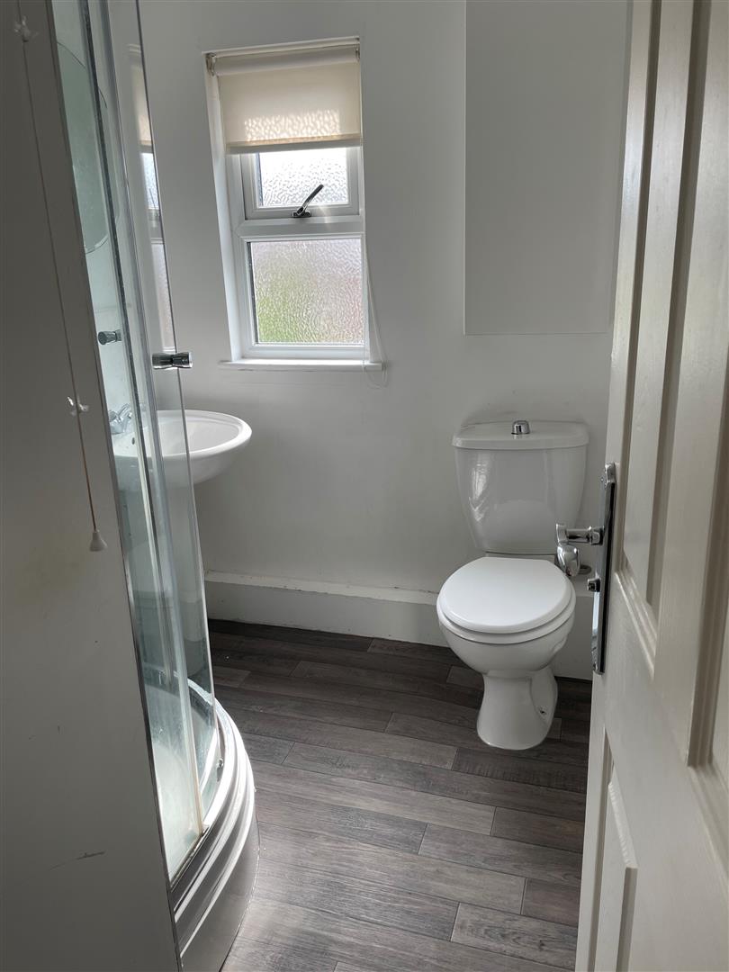 Room Ednaston Road in Nottingham