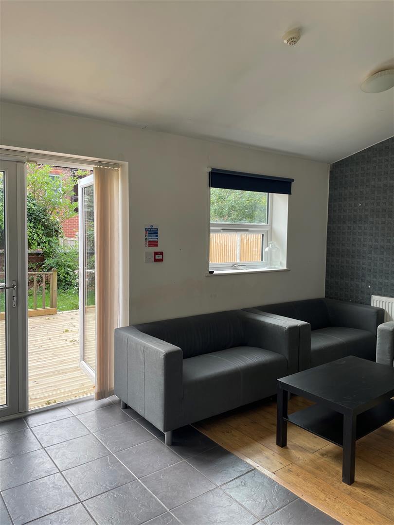 Room Ednaston Road in Nottingham