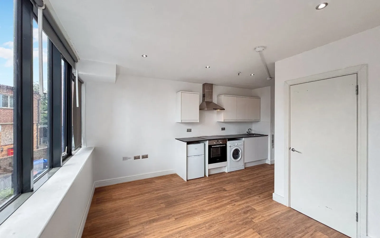 Flat Elmgrove Road in Greater London