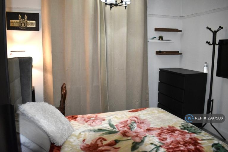 Room Grosvenor Road in Greater London