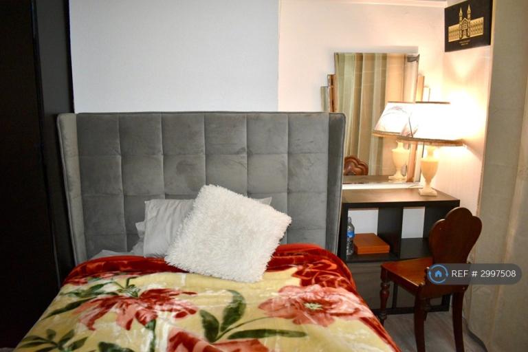 Room Grosvenor Road in Greater London