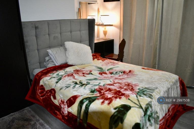 Room Grosvenor Road in Greater London