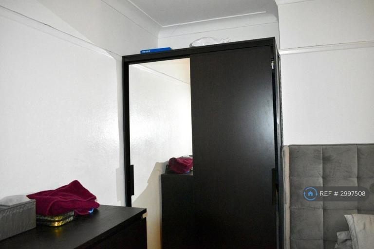 Room Grosvenor Road in Greater London