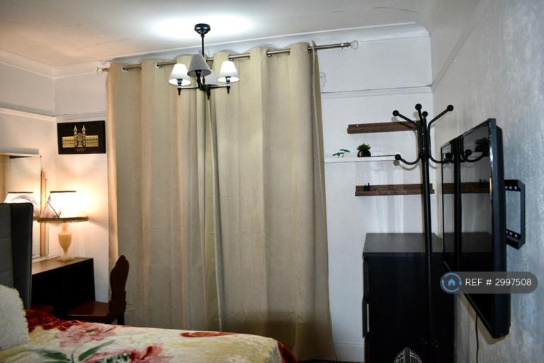 Room Grosvenor Road in Greater London