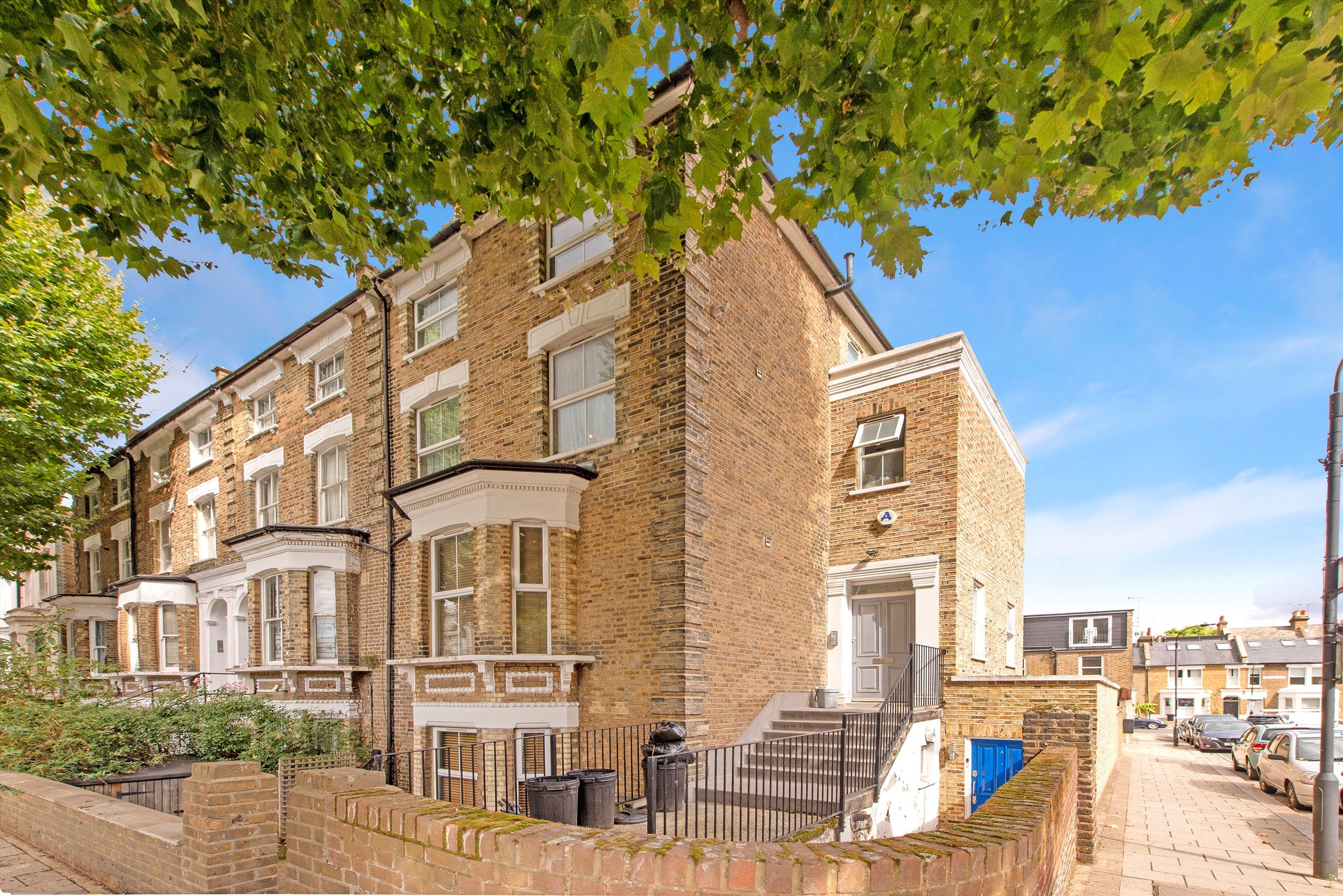 Flat Loftus Road in Greater London