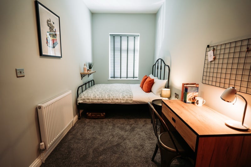 Room Waterloo Road in Barnsley