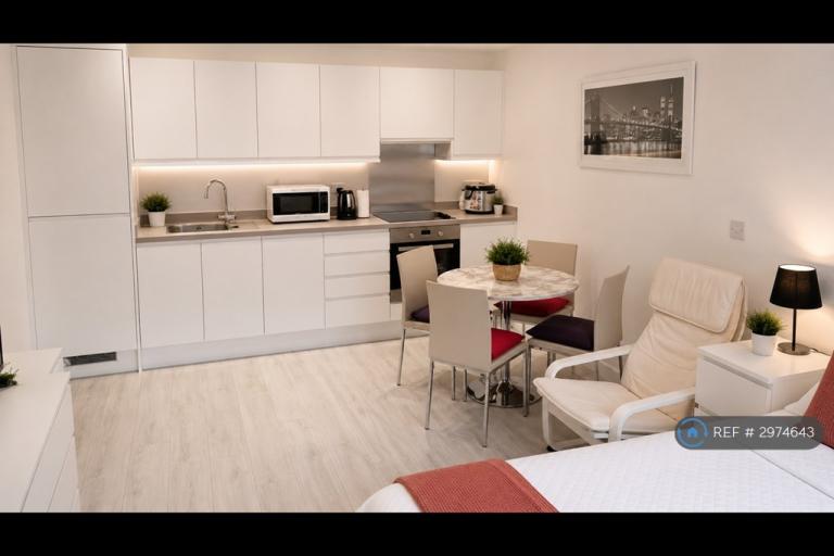 Flat New Street in Borough of Spelthorne