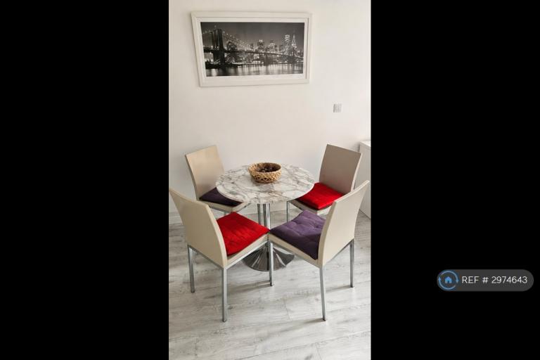 Flat New Street in Borough of Spelthorne