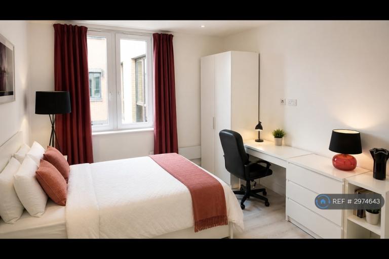 Flat New Street in Borough of Spelthorne