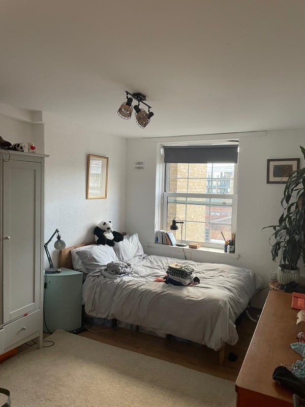 Room Mill Row in Greater London