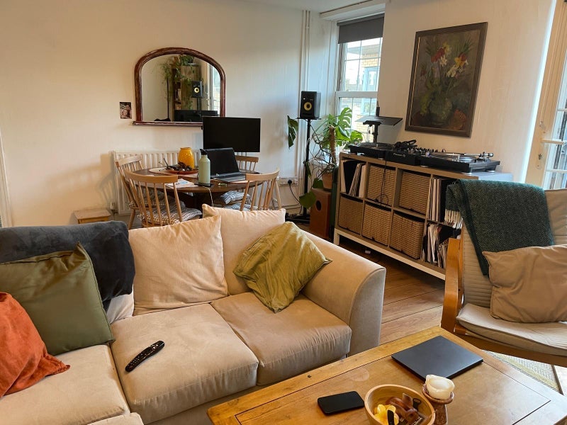 Room Mill Row in Greater London