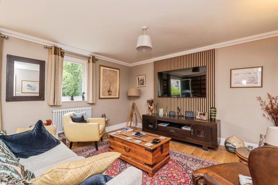 Flat Windsor Road in Winkfield