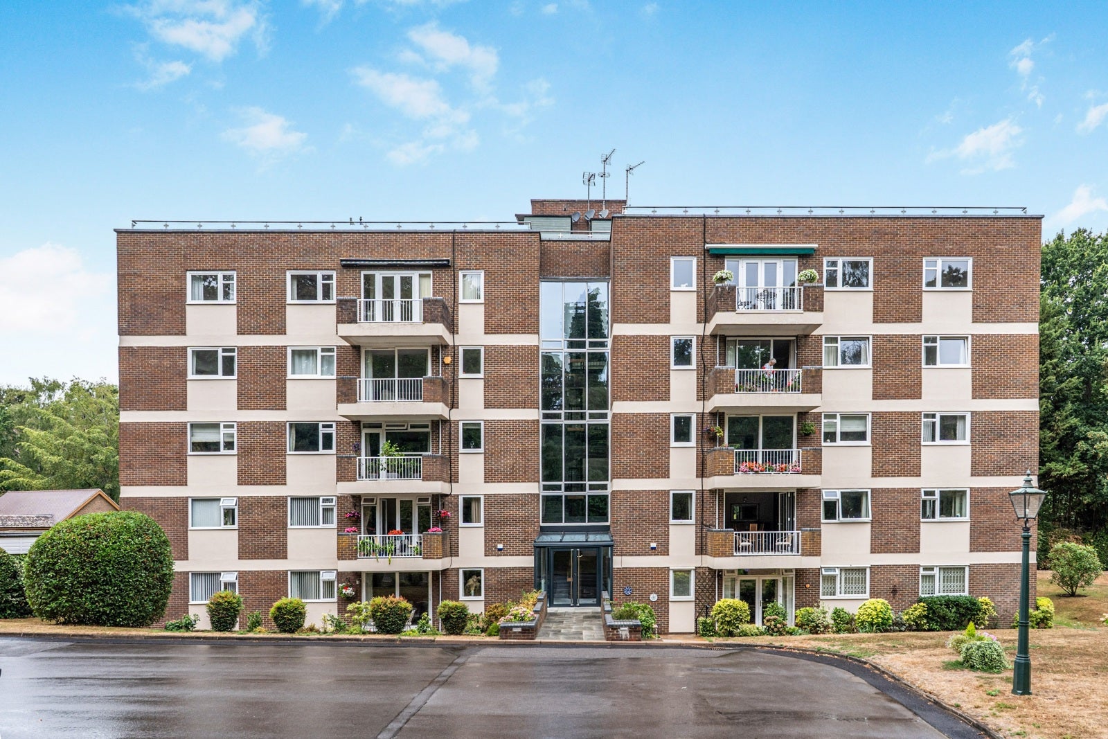 Flat Windsor Road in Winkfield