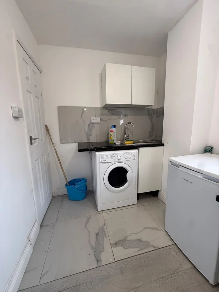 Flat Coombe Lane in Greater London
