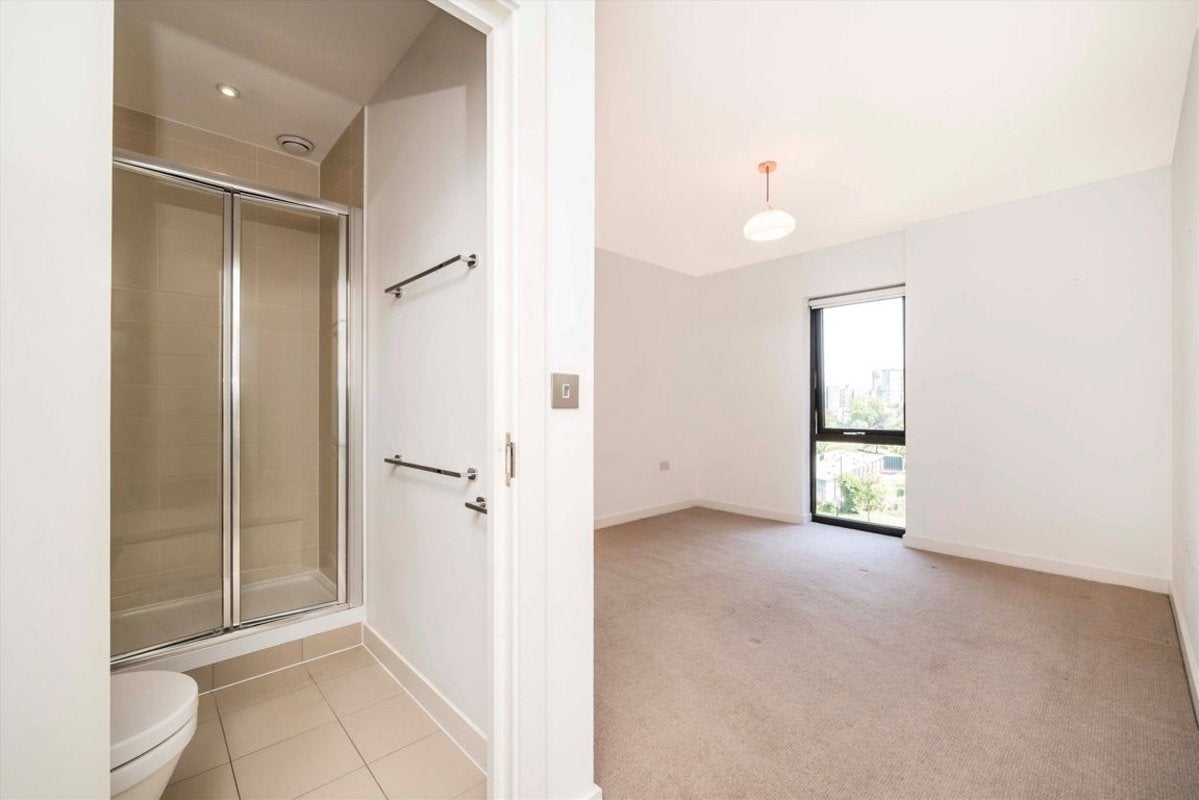 Flat Stainsby Road in Greater London