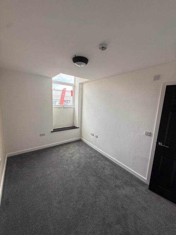 Room Manchester Road in Farnworth