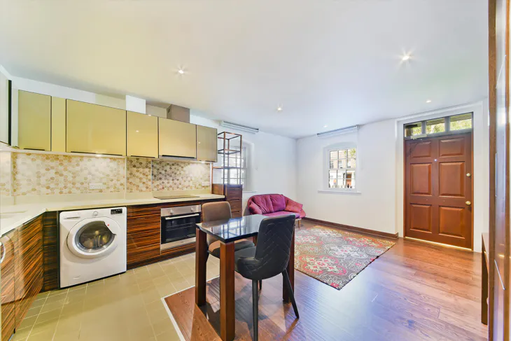 Flat Sovereign Close in Greater London