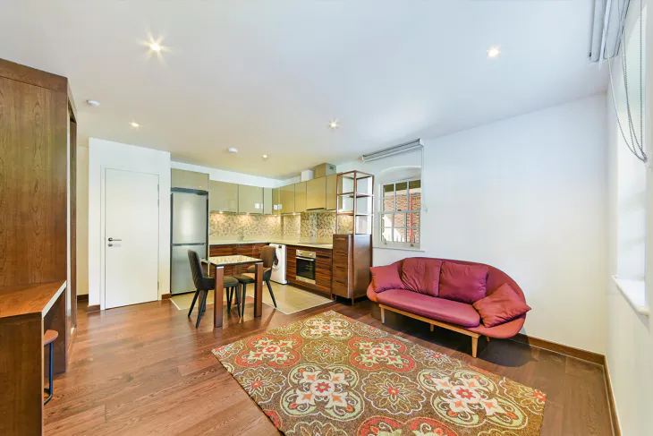 Flat Sovereign Close in Greater London