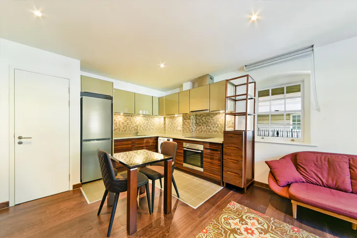 Flat Sovereign Close in Greater London