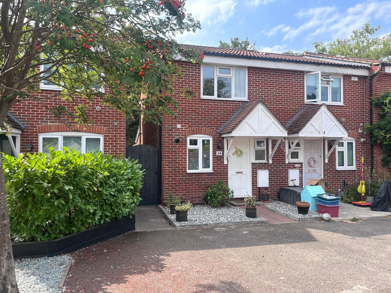 House Bankside Close in Greater London