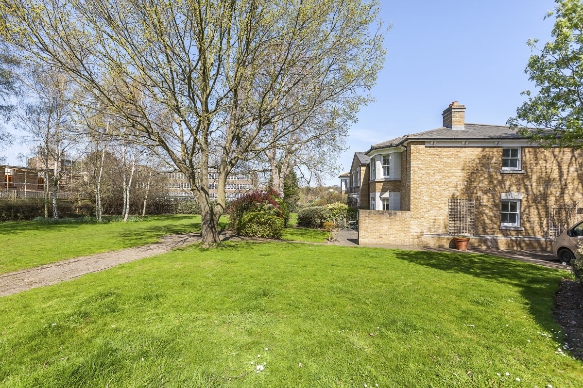 Flat Cedars Close in Greater London