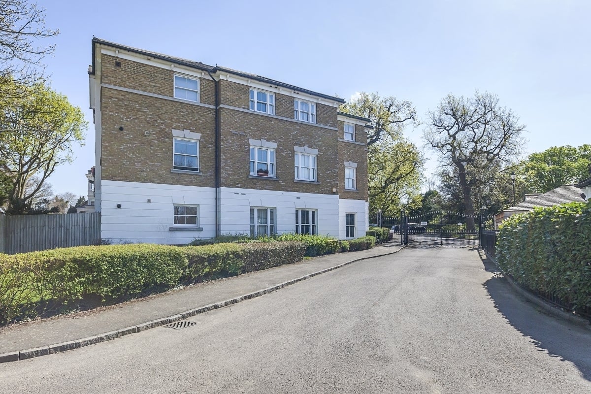 Flat Cedars Close in Greater London