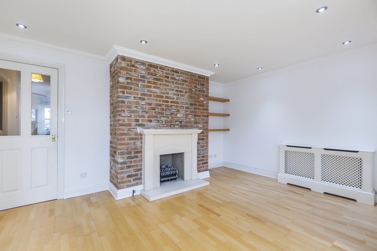 Flat Cedars Close in Greater London