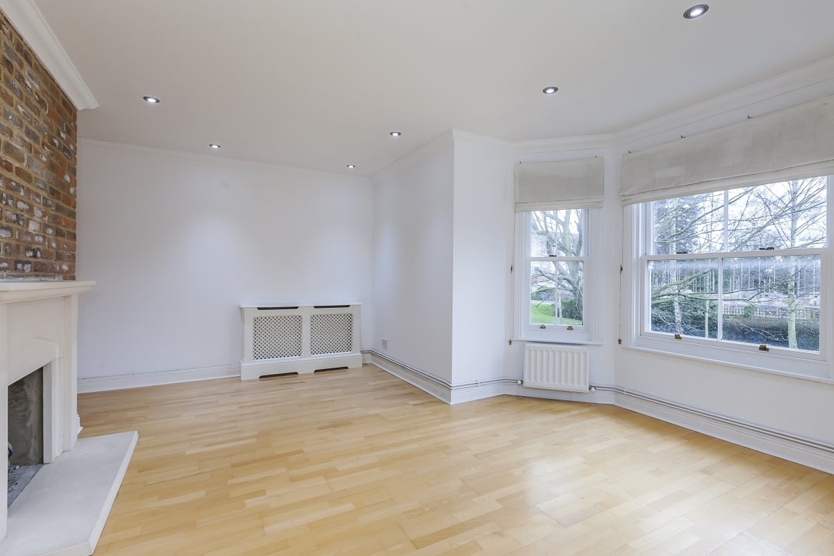 Flat Cedars Close in Greater London