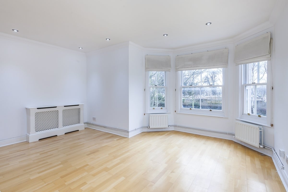 Flat Cedars Close in Greater London