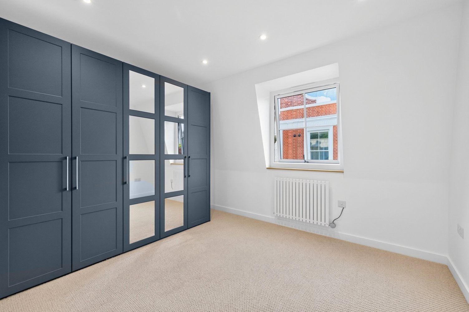 Flat Grange Road in Greater London