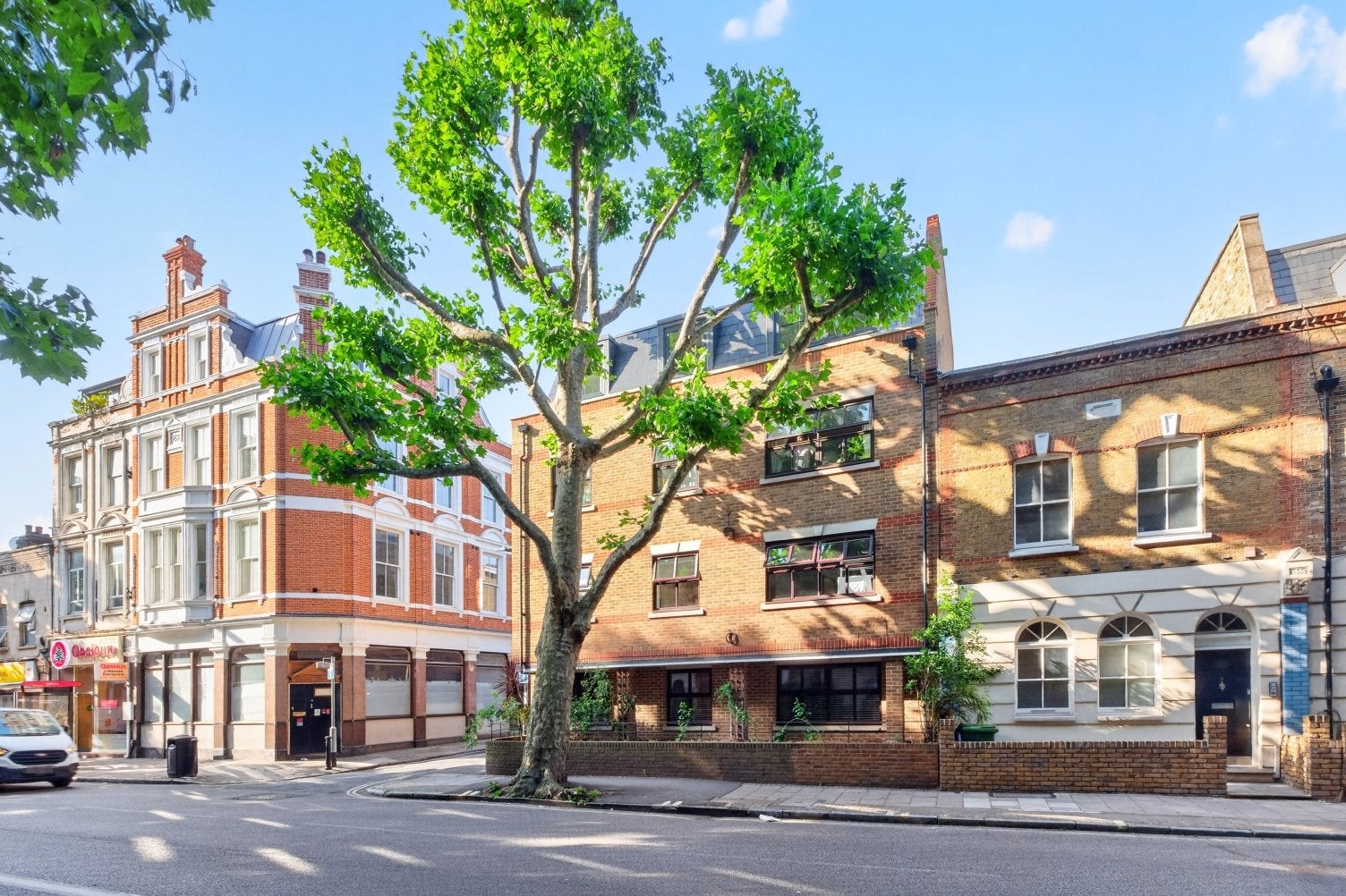Flat Grange Road in Greater London