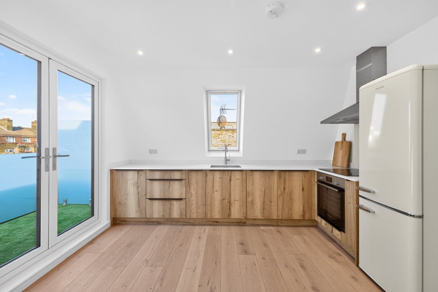 Flat Grange Road in Greater London