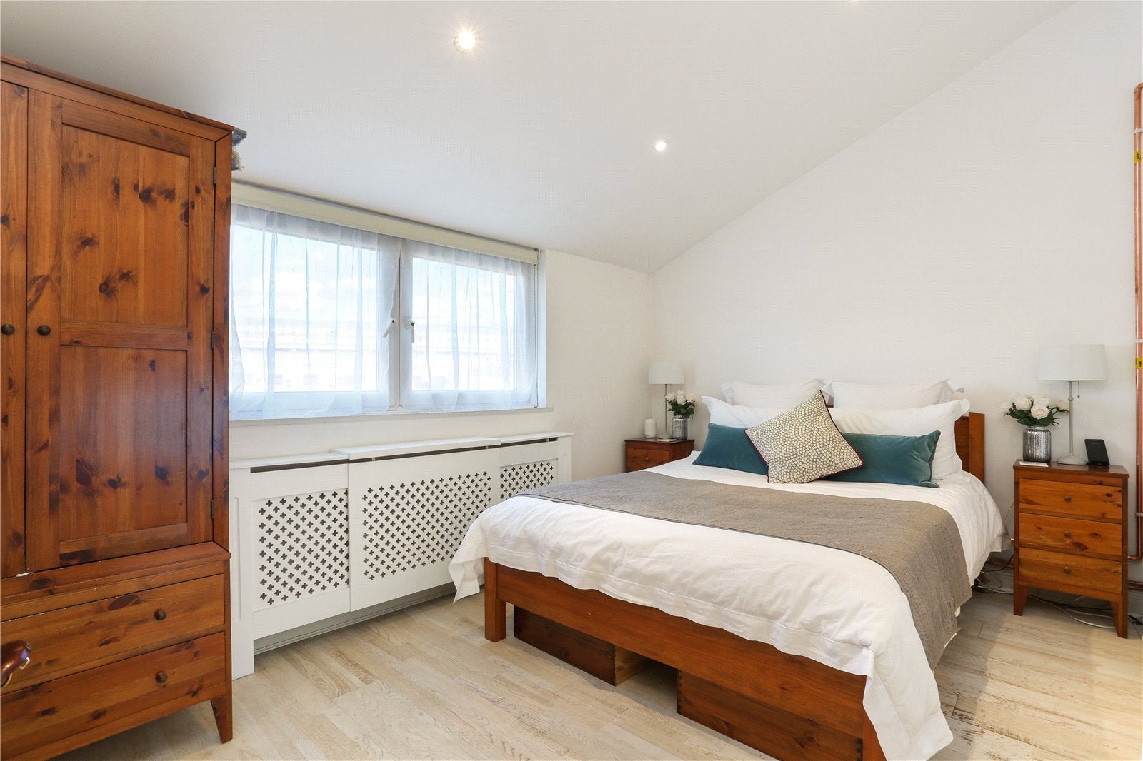 Flat Broughton Drive in Greater London