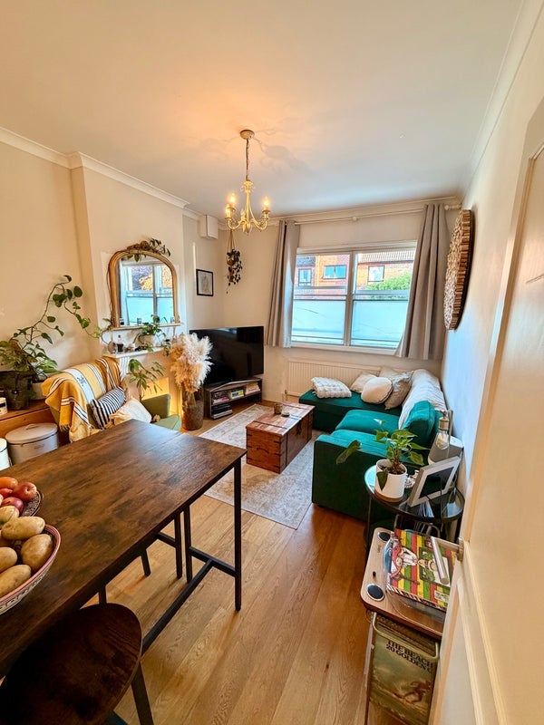 Flat Greyhound Road in Greater London