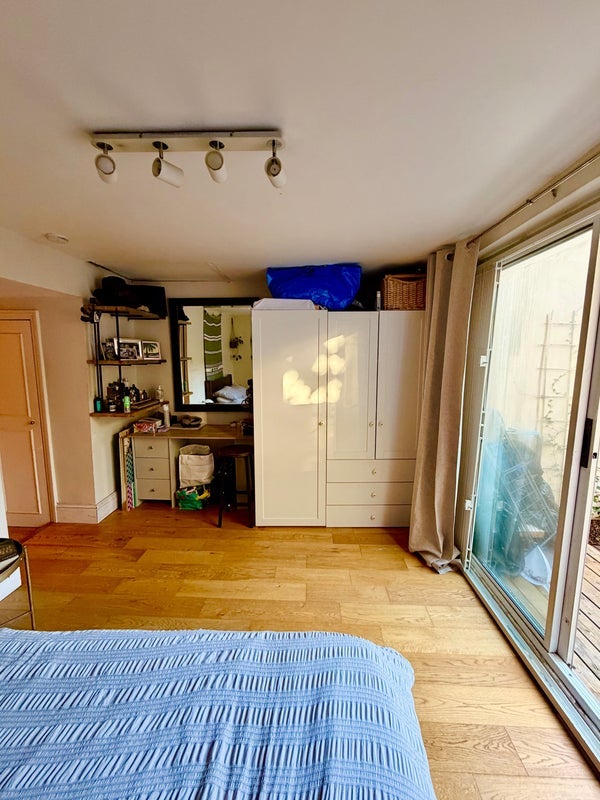 Flat Greyhound Road in Greater London