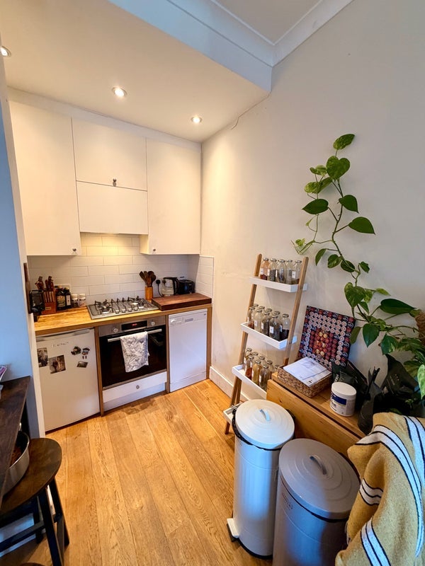 Flat Greyhound Road in Greater London
