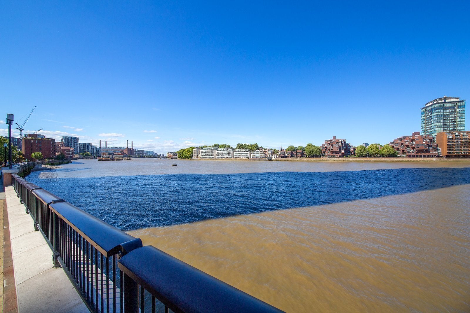 Flat Nine Elms Lane in Greater London