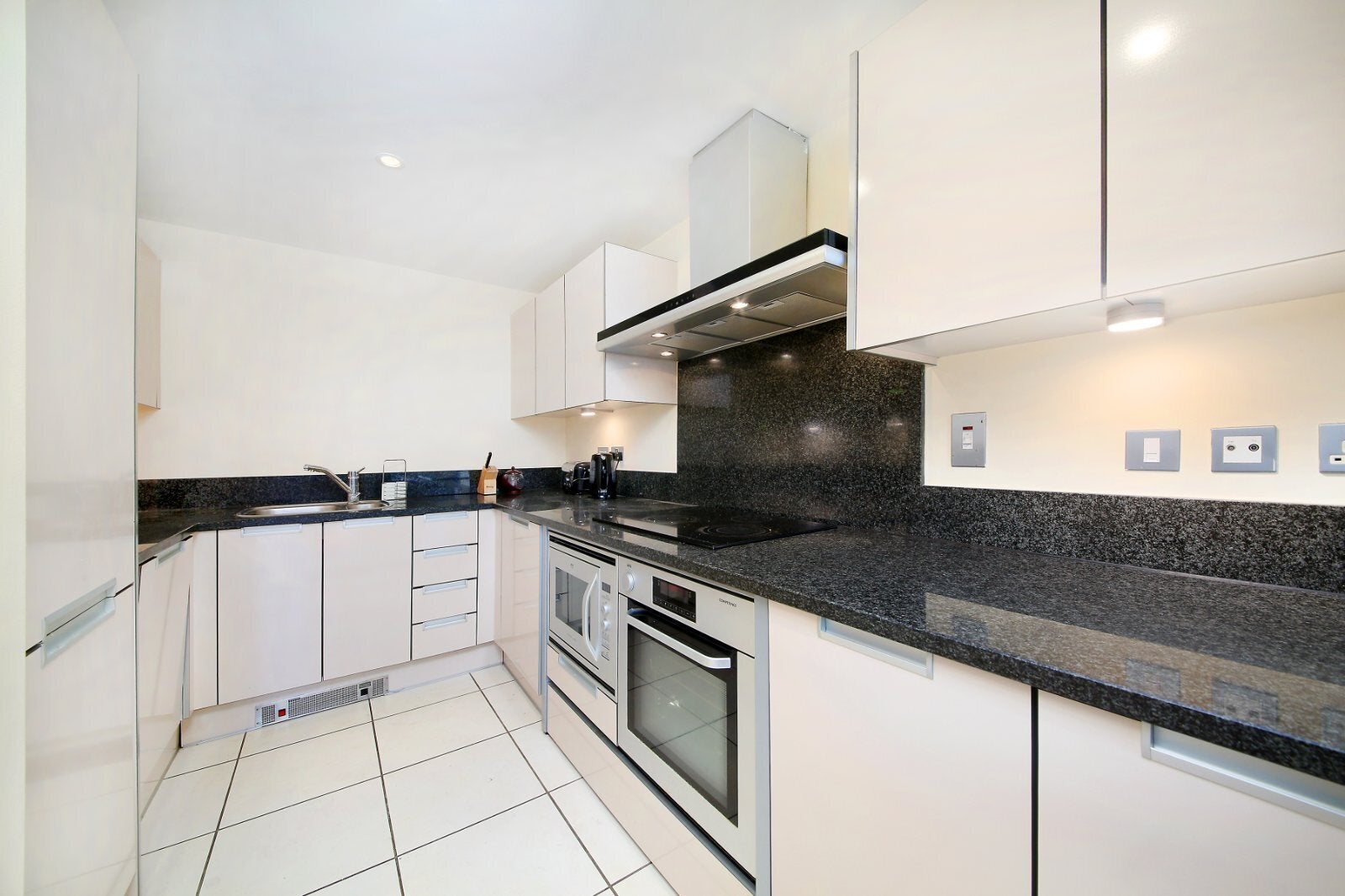 Flat Nine Elms Lane in Greater London