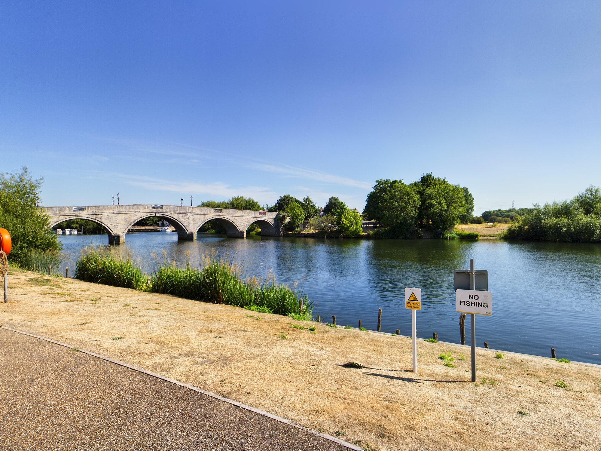Flat Chertsey Bridge Road in Shepperton