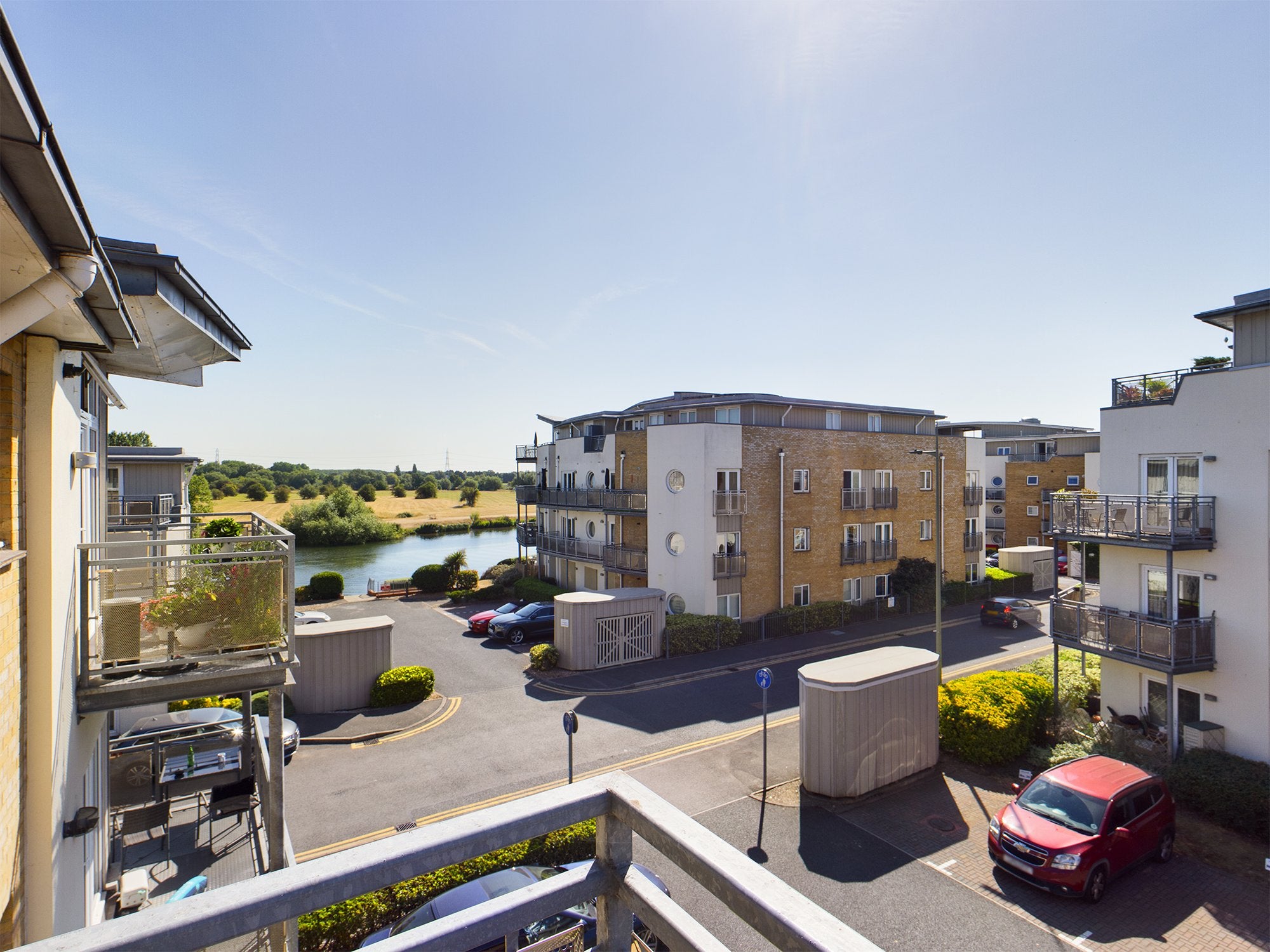 Flat Chertsey Bridge Road in Shepperton