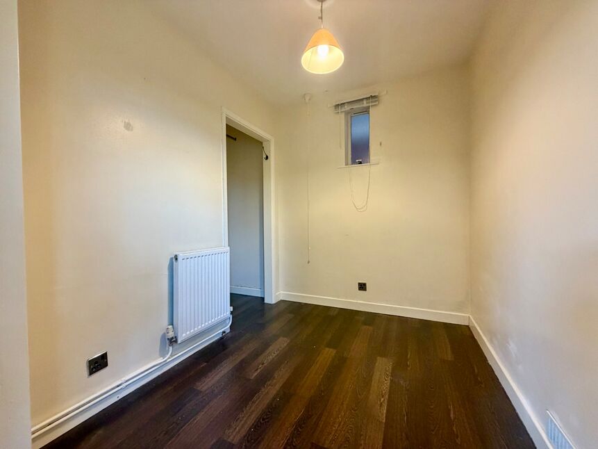 Flat Oak Tree Close in Wychavon