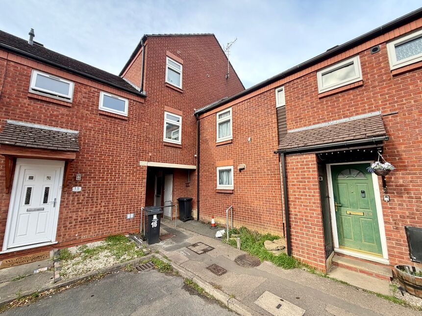 Flat Oak Tree Close in Wychavon