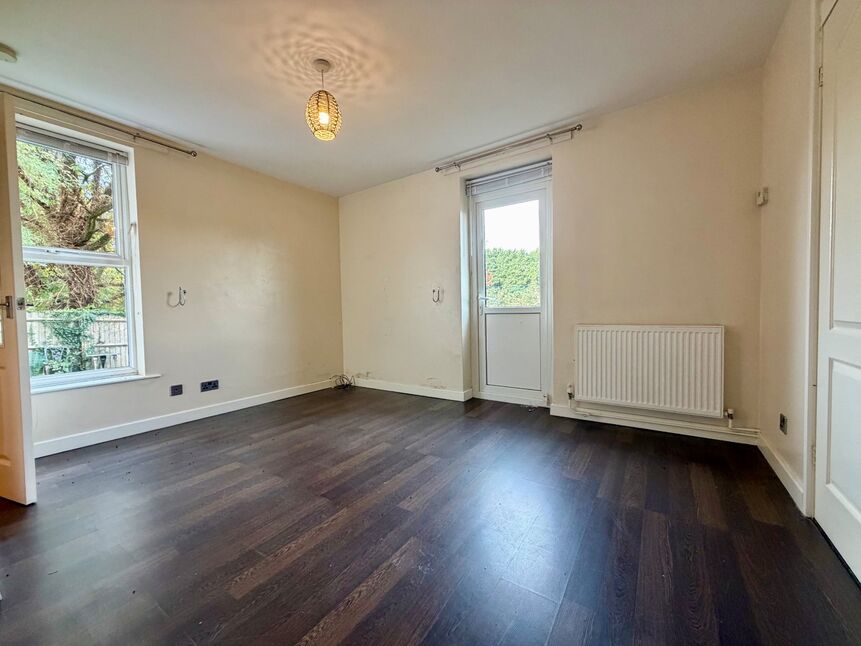 Flat Oak Tree Close in Wychavon